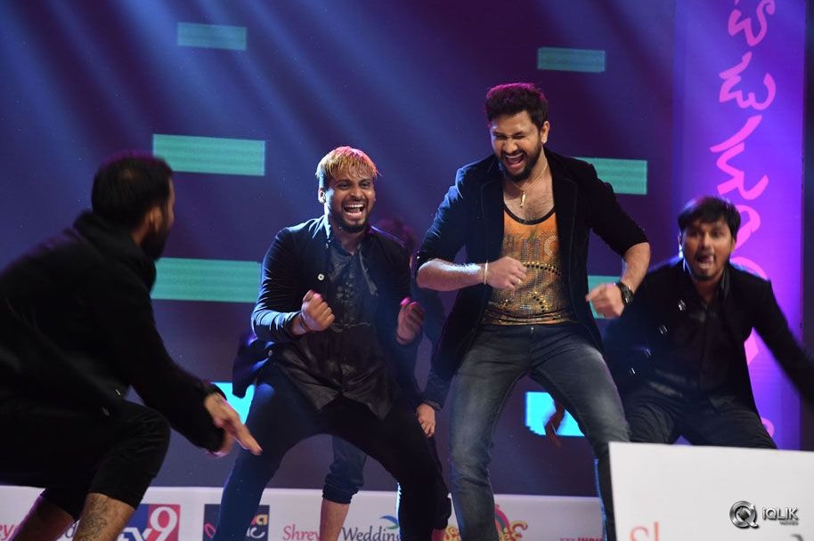 Aatadukundam-Raa-Movie-Audio-Function